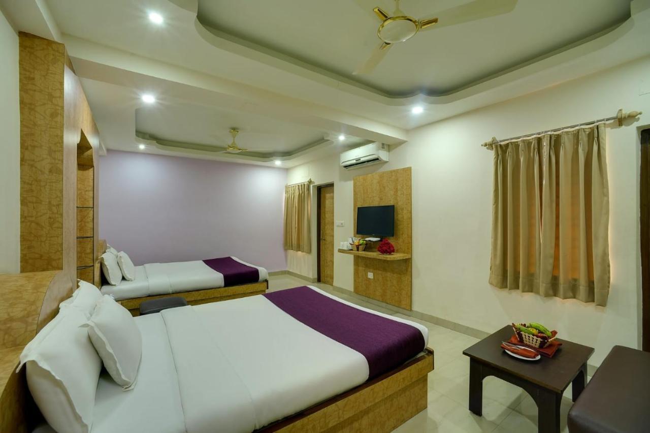 Hotel Four Square Holidayz 3*
